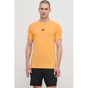 Żółty t-shirt Adidas Performance z krótkim rękawem w sportowym stylu