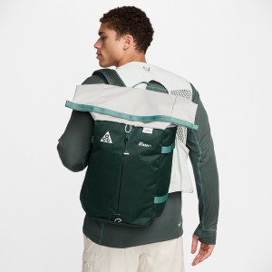 Zielony plecak Nike w sportowym stylu