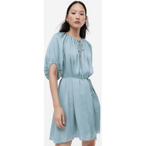Niebieska sukienka H & M z satyny