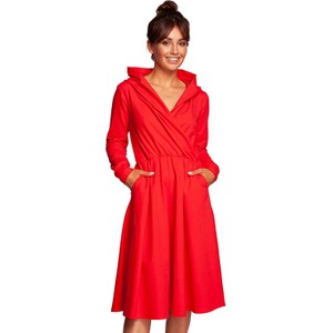 Czerwona sukienka BeWear z długim rękawem