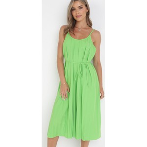 Zielona sukienka born2be na ramiączkach midi z tkaniny