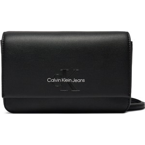 Czarna torebka Calvin Klein średnia w młodzieżowym stylu
