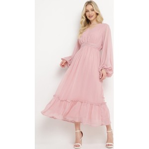 Różowa sukienka born2be w stylu klasycznym z długim rękawem