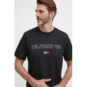 Czarny t-shirt Tommy Hilfiger z nadrukiem w młodzieżowym stylu