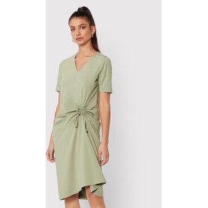 Zielona sukienka Tatuum z krótkim rękawem w stylu casual z dekoltem w kształcie litery v