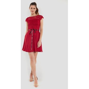 Czerwona sukienka Swing z krótkim rękawem z okrągłym dekoltem