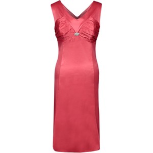 Czerwona sukienka Fokus w stylu glamour z dekoltem w kształcie litery v midi