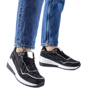 Czarne buty sportowe ButyModne w sportowym stylu sznurowane z płaską podeszwą