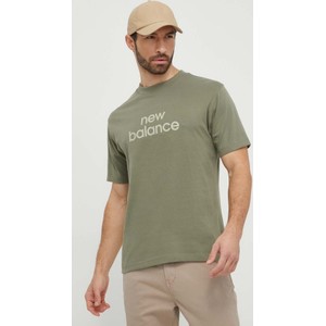 Zielony t-shirt New Balance z nadrukiem w sportowym stylu z bawełny