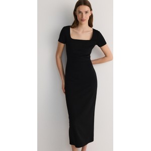 Czarna sukienka Reserved dopasowana z krótkim rękawem midi