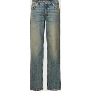 Granatowe jeansy Review w street stylu