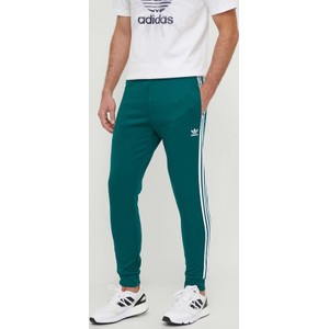 Zielone spodnie Adidas Originals w sportowym stylu