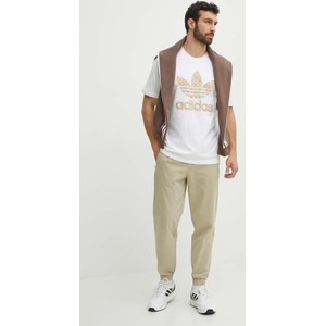 T-shirt Adidas Originals z bawełny w sportowym stylu z nadrukiem