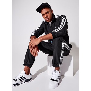 Dres Adidas w sportowym stylu z dresówki