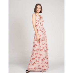 Różowa sukienka ubierzsie.com z okrągłym dekoltem w stylu boho