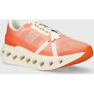 Pomarańczowe buty sportowe On-running w sportowym stylu sznurowane