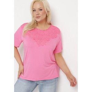 Różowy t-shirt born2be w stylu casual z okrągłym dekoltem