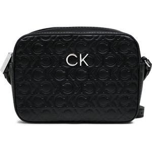 Czarna torebka Calvin Klein w młodzieżowym stylu z nadrukiem średnia