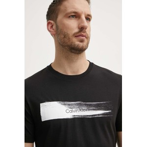 Czarny t-shirt Calvin Klein w młodzieżowym stylu z nadrukiem