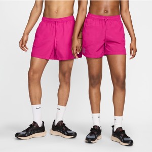 Różowe spodenki Nike w sportowym stylu