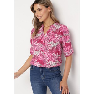 Różowa bluzka born2be w stylu casual z dekoltem w kształcie litery v