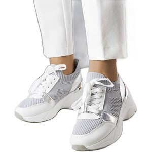 Buty sportowe ButyModne sznurowane w sportowym stylu z płaską podeszwą