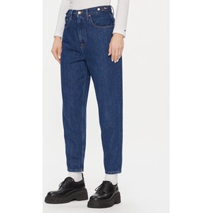 Granatowe jeansy Tommy Jeans w street stylu
