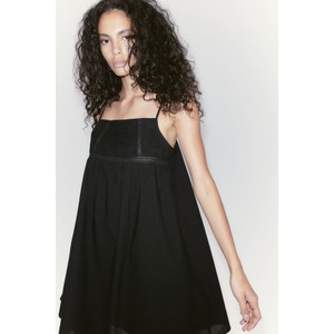 Czarna sukienka H & M z okrągłym dekoltem bez rękawów trapezowa