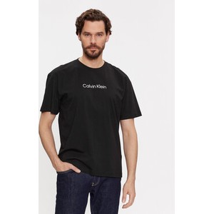 Czarny t-shirt Calvin Klein w młodzieżowym stylu