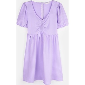 Fioletowa sukienka Gate mini w stylu casual z krótkim rękawem