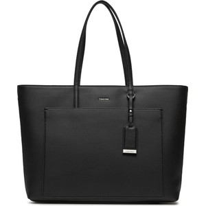 Czarna torebka Calvin Klein duża matowa w wakacyjnym stylu