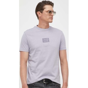 Fioletowy t-shirt Calvin Klein z bawełny w młodzieżowym stylu z krótkim rękawem