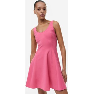 Różowa sukienka H & M z tkaniny z okrągłym dekoltem rozkloszowana