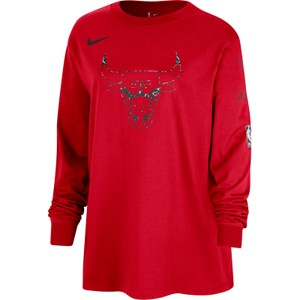 Czerwona bluzka Nike z nadrukiem w sportowym stylu
