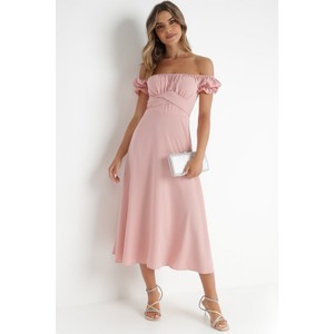 Różowa sukienka born2be w stylu klasycznym z krótkim rękawem