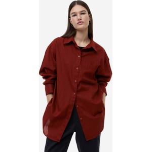 Czerwona koszula H & M z kołnierzykiem z tkaniny