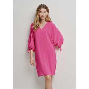 Różowa sukienka Ochnik prosta z długim rękawem z tkaniny