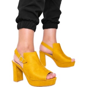Żółte sandały Inna marka na platformie z zamszu