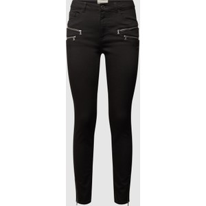 Czarne jeansy Free/quent w street stylu