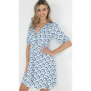 Niebieska sukienka born2be w stylu casual z krótkim rękawem w geometryczne wzory
