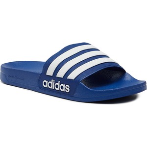 Niebieskie klapki Adidas w sportowym stylu z płaską podeszwą