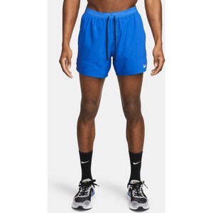 Niebieskie spodenki Nike w sportowym stylu z tkaniny