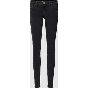 Czarne jeansy Tommy Jeans w street stylu