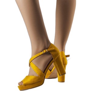 Żółte sandały BM z klamrami