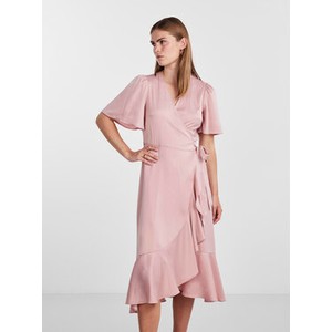 Różowa sukienka YAS z krótkim rękawem midi