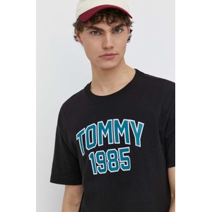 T-shirt Tommy Jeans z nadrukiem w młodzieżowym stylu