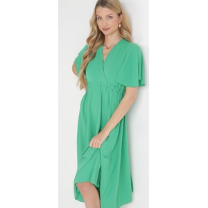Zielona sukienka born2be midi rozkloszowana w stylu casual