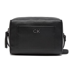 Czarna torebka Calvin Klein matowa w młodzieżowym stylu