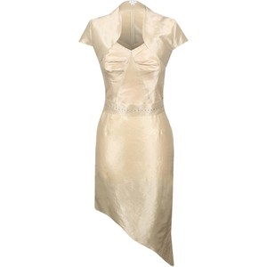 Złota sukienka Fokus midi z krótkim rękawem asymetryczna
