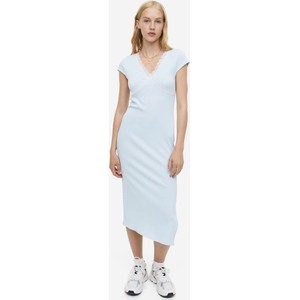 Niebieska sukienka H & M z dżerseju midi z krótkim rękawem